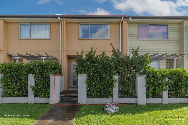 Photo of property in 24/11 Ray Small Drive, Papakura, 2110