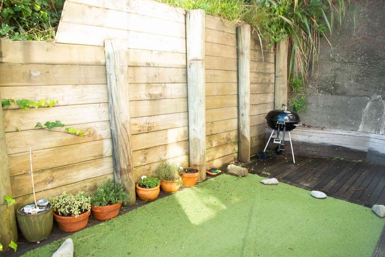 Photo of property in 42 Fairview Crescent, Kelburn, Wellington, 6012