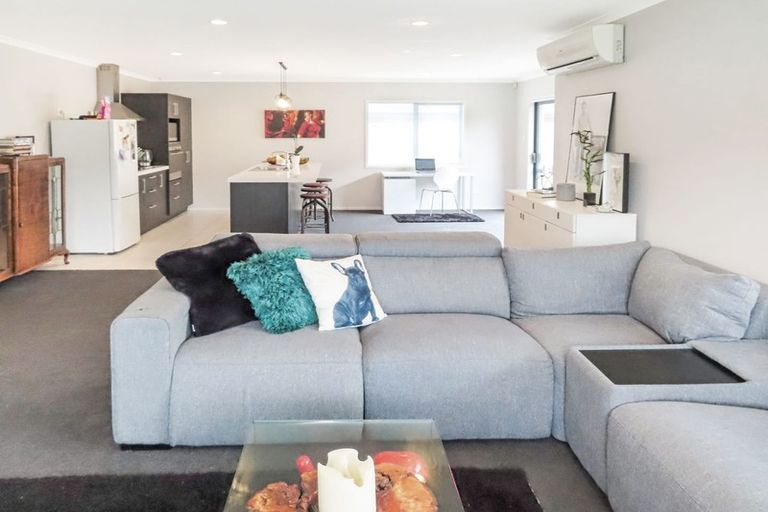 Photo of property in 76 Sunstone Crescent, Timberlea, Upper Hutt, 5018