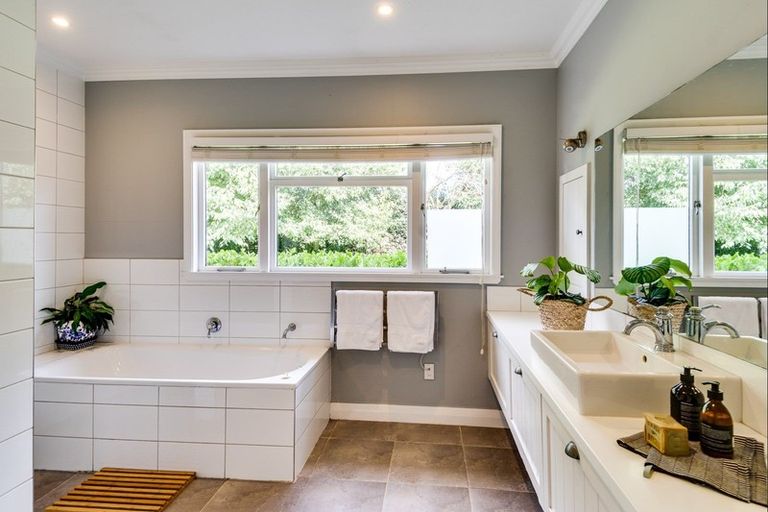 Photo of property in 32 Saint Andrews Road, Havelock North, 4130