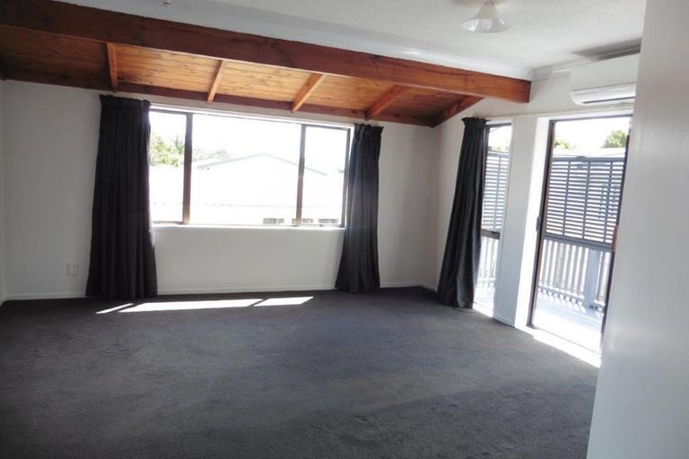 Photo of property in 39 Kirrie Avenue, Te Atatu South, Auckland, 0610
