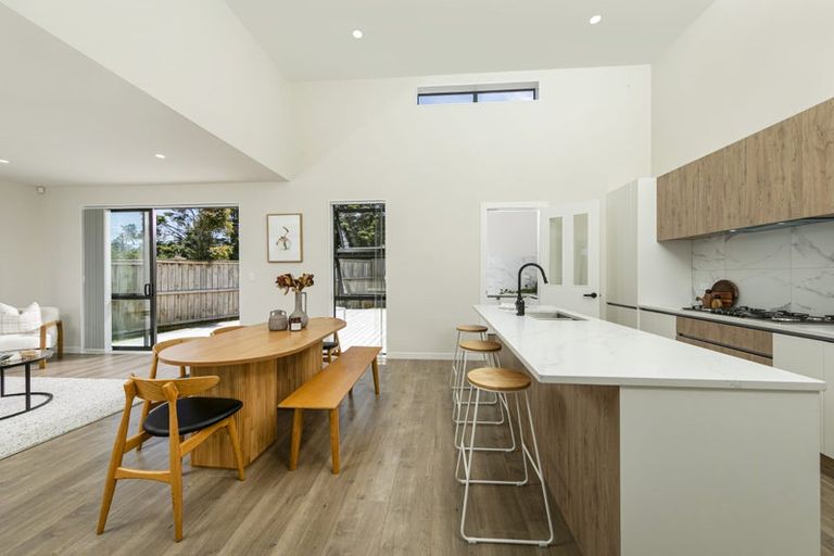 Photo of property in 1 Mcindoe Road, Kumeu, 0810