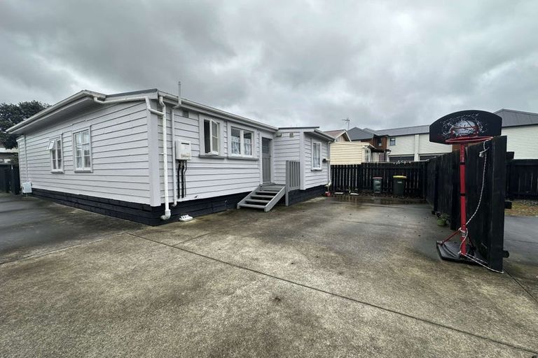 Photo of property in 124 Randwick Road, Moera, Lower Hutt, 5010