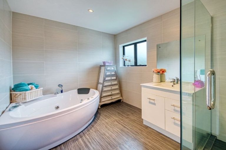 Photo of property in 29 Midhurst Avenue, Henderson, Auckland, 0612