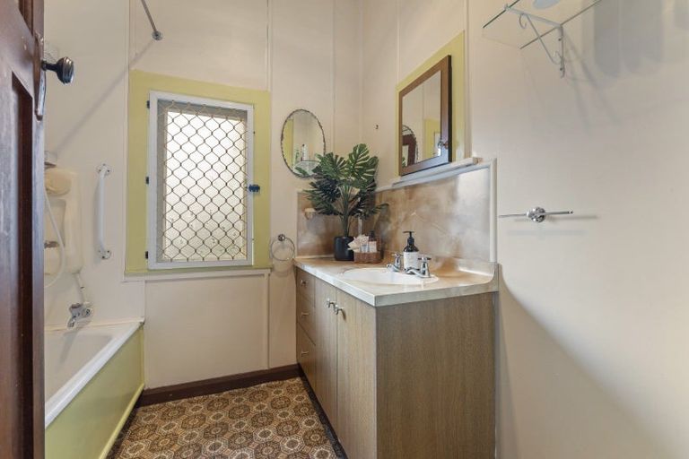 Photo of property in 77 Shamrock Street, Takaro, Palmerston North, 4412