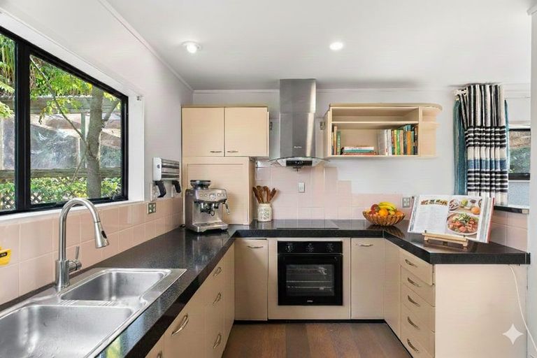Photo of property in 2/8 City View Terrace, Birkenhead, Auckland, 0626