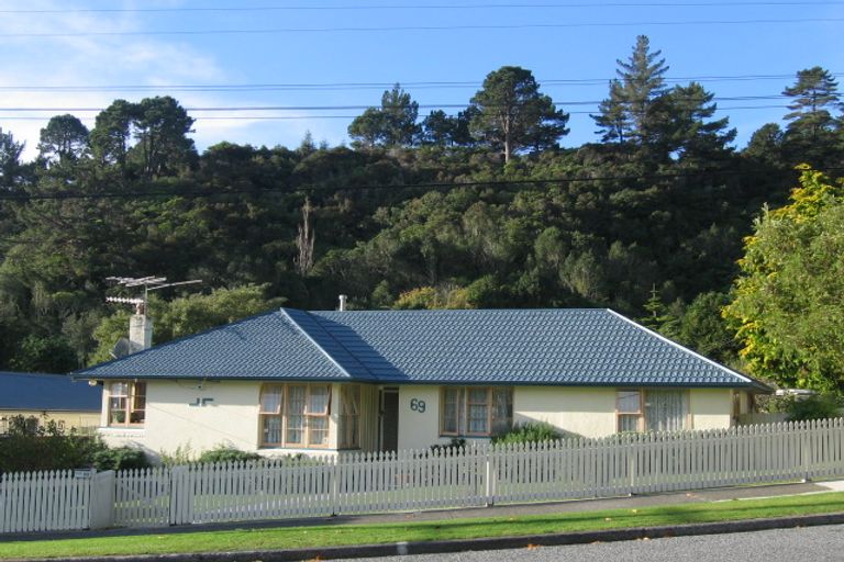 Photo of property in 69 Kamahi Street, Stokes Valley, Lower Hutt, 5019