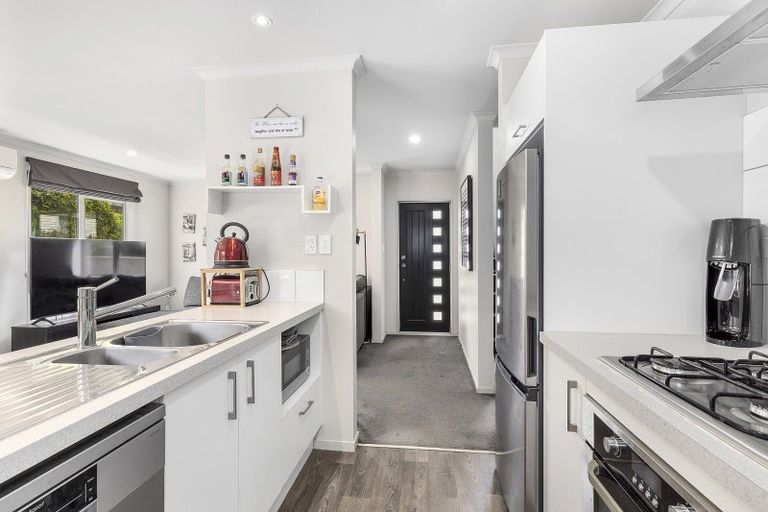 Photo of property in 7/16 Black Rock Road, Newlands, Wellington, 6037