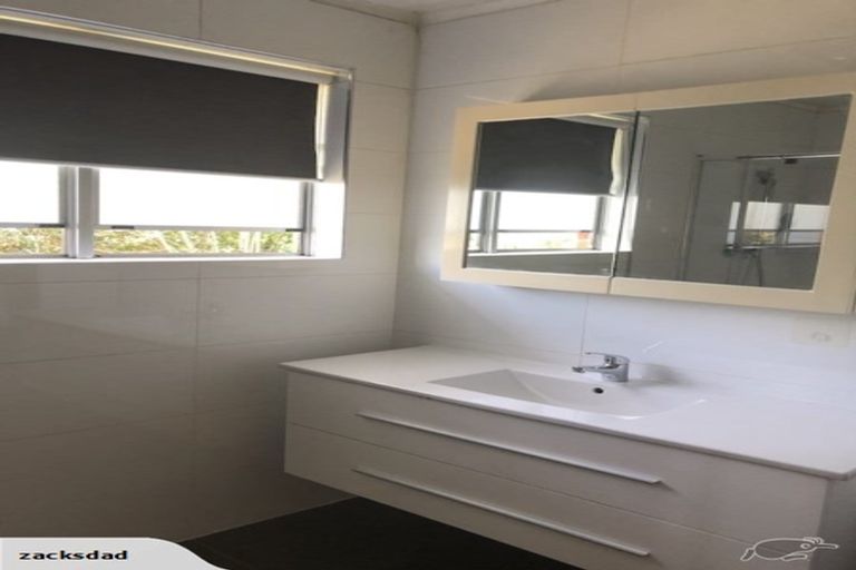 Photo of property in 1 Wakeling Avenue, Te Atatu South, Auckland, 0610