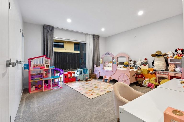 Photo of property in 26a Bernleigh Terrace, West Harbour, Auckland, 0618