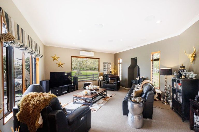 Photo of property in 7 Titirangi Drive, Fitzherbert, Palmerston North, 4471