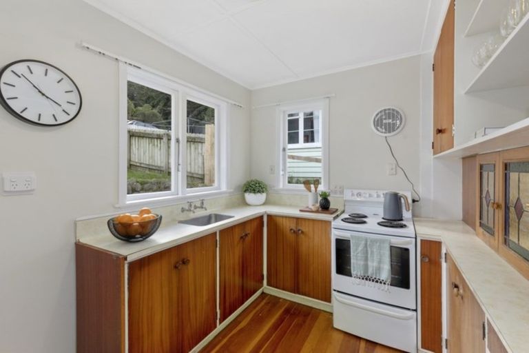 Photo of property in 25 Bird Grove, Stokes Valley, Lower Hutt, 5019