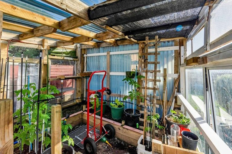 Photo of property in 22 Waiwera Place, Merrilands, New Plymouth, 4312