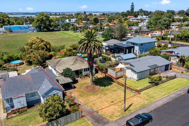 Photo of property in 17 Woodward Avenue, Mangere Bridge, Auckland, 2022