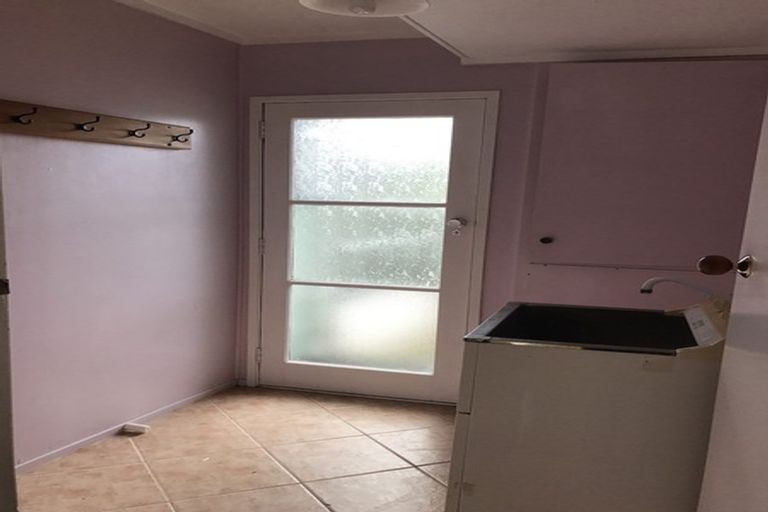 Photo of property in 37 Takapu Street, Henderson, Auckland, 0612