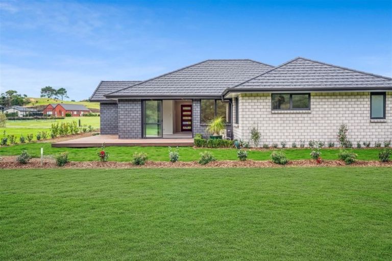 Photo of property in 12 Park Rise, Campbells Bay, Auckland, 0630