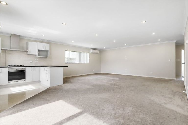 Photo of property in 6 Kirikiri Drive, Papakura, 2110