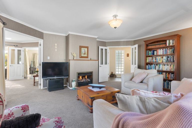 Photo of property in 9 Taylor Place, Merrilands, New Plymouth, 4312