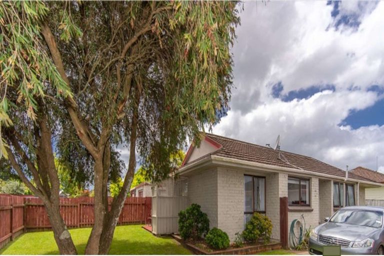 Photo of property in 2/4 Tyndrum Place, Highland Park, Auckland, 2010