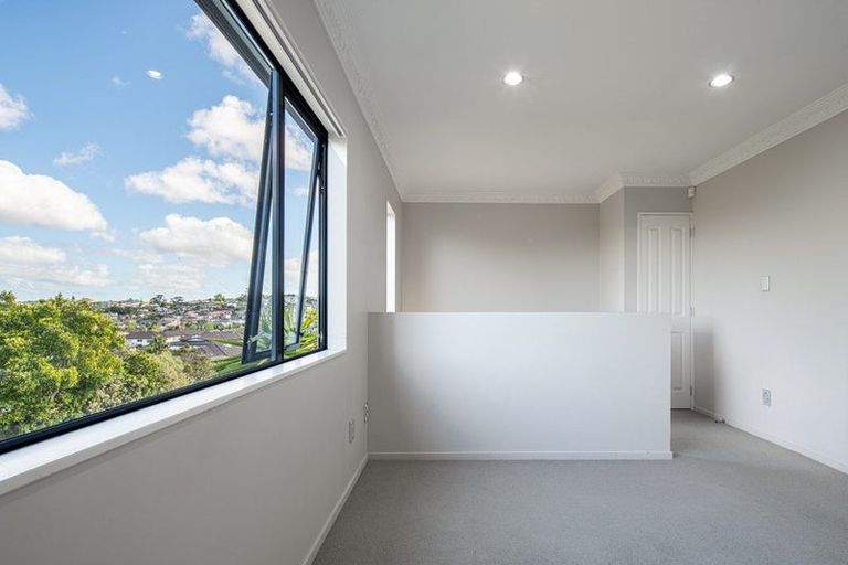 Photo of property in 1 Mana Lane, Pinehill, Auckland, 0632