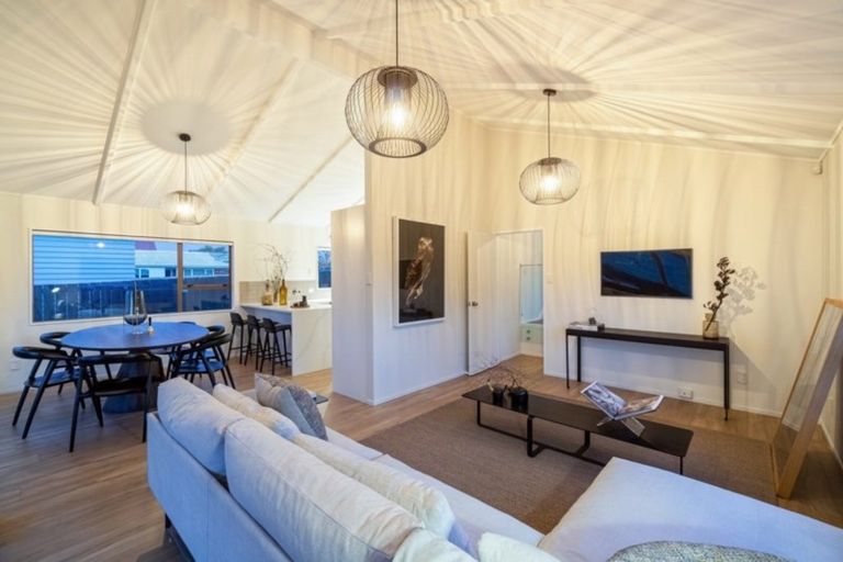 Photo of property in 2/17 Oliver Street, Point Chevalier, Auckland, 1022