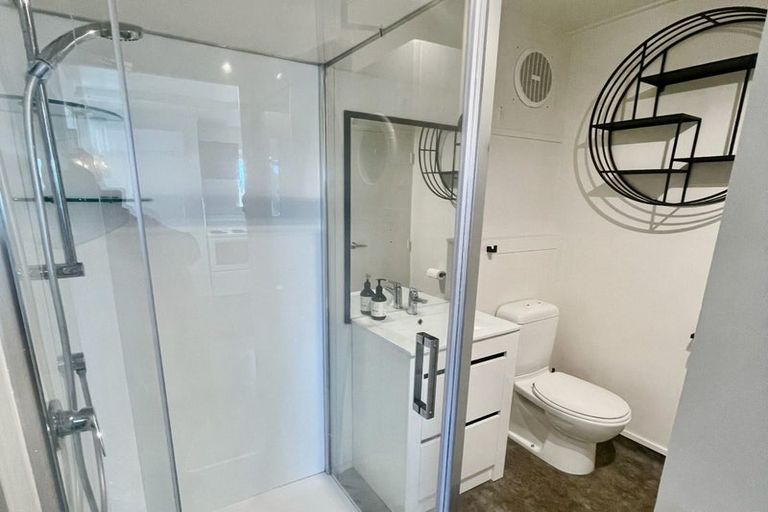 Photo of property in Grafon Court Flats, 2/53 Grafton Road, Roseneath, Wellington, 6011