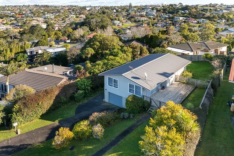 Photo of property in 11 Barker Rise, Northcross, Auckland, 0632