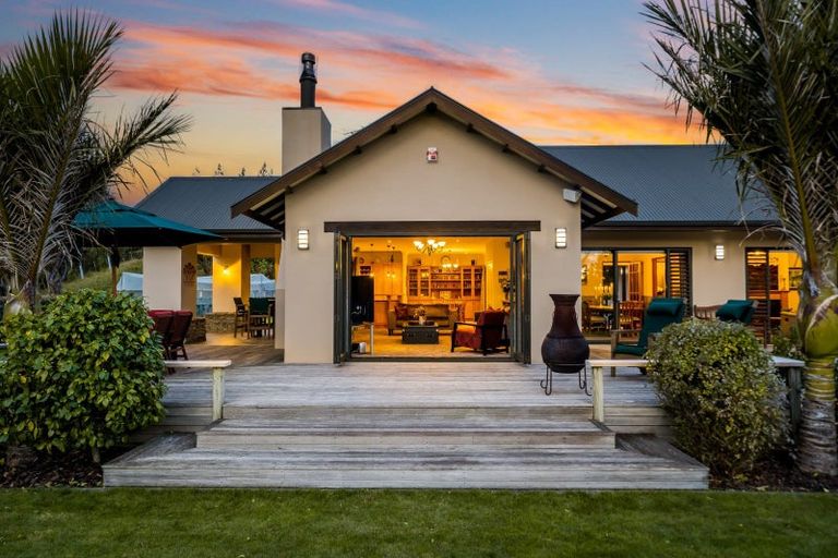 Photo of property in 32 Paekakariki Hill Road, Pauatahanui, Porirua, 5381