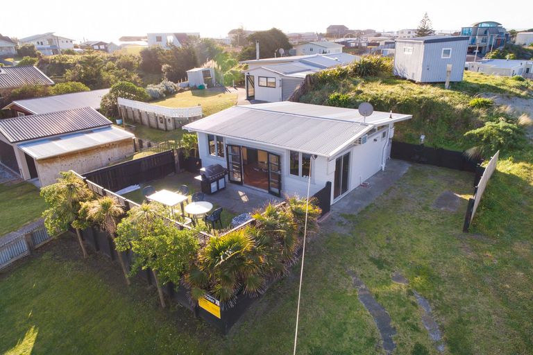 Photo of property in 13 Mack Street, Foxton Beach, Foxton, 4815