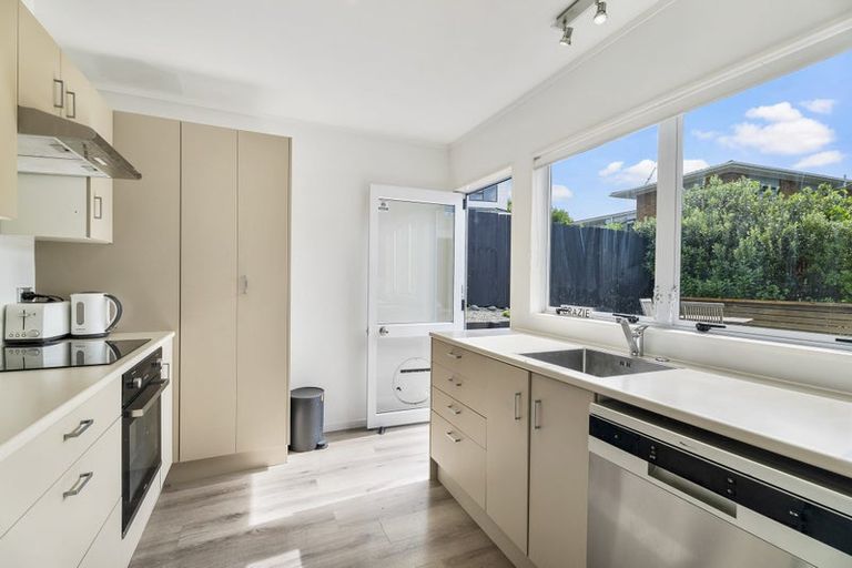 Photo of property in 2/4 Kenneth Hopper Place, Manly, Whangaparaoa, 0930