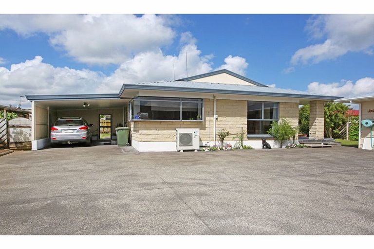 Photo of property in 48 Edgewater Parade, Waiuku, 2123