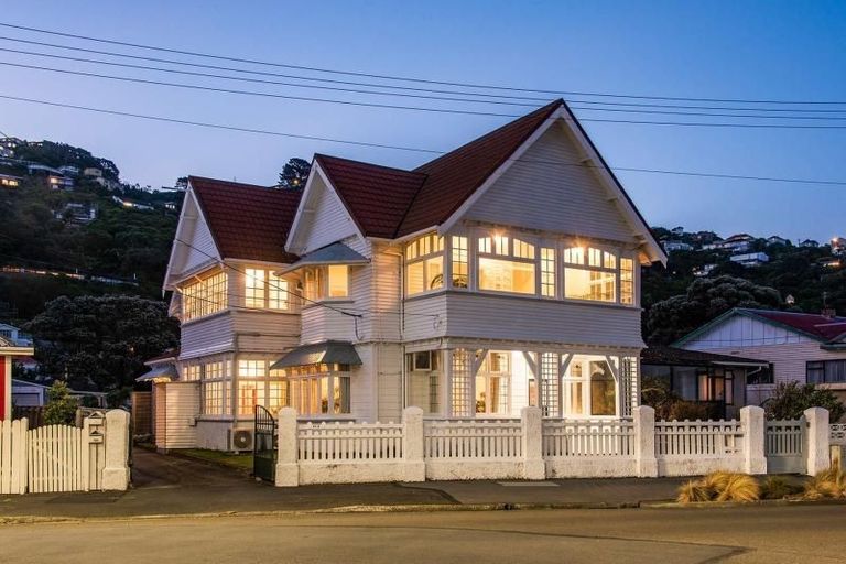 Photo of property in 212 Queens Drive, Lyall Bay, Wellington, 6022