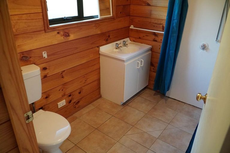 Photo of property in 73 Tindalls Bay Road, Tindalls Beach, Whangaparaoa, 0930