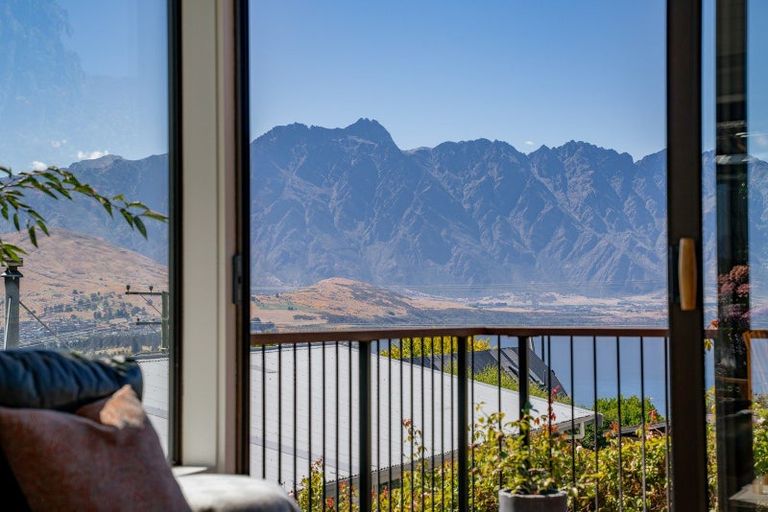 Photo of property in 7 Wynyard Crescent, Fernhill, Queenstown, 9300