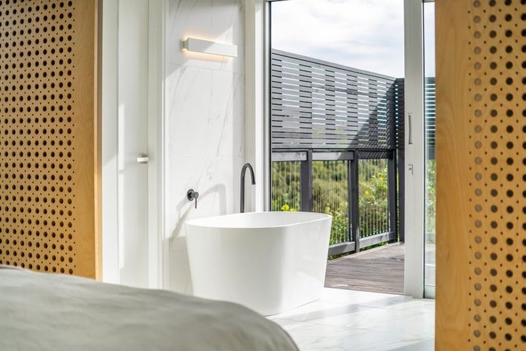 Photo of property in 5 Helm Place, Whitby, Porirua, 5024