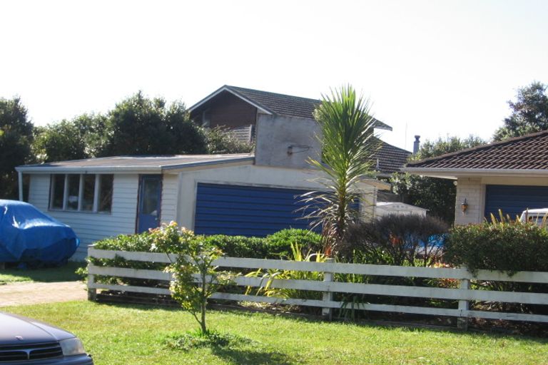 Photo of property in 11 Laingfield Terrace, Laingholm, Auckland, 0604