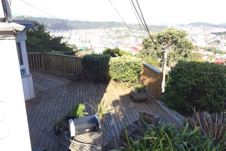 Photo of property in 118 Kelburn Parade, Kelburn, Wellington, 6012