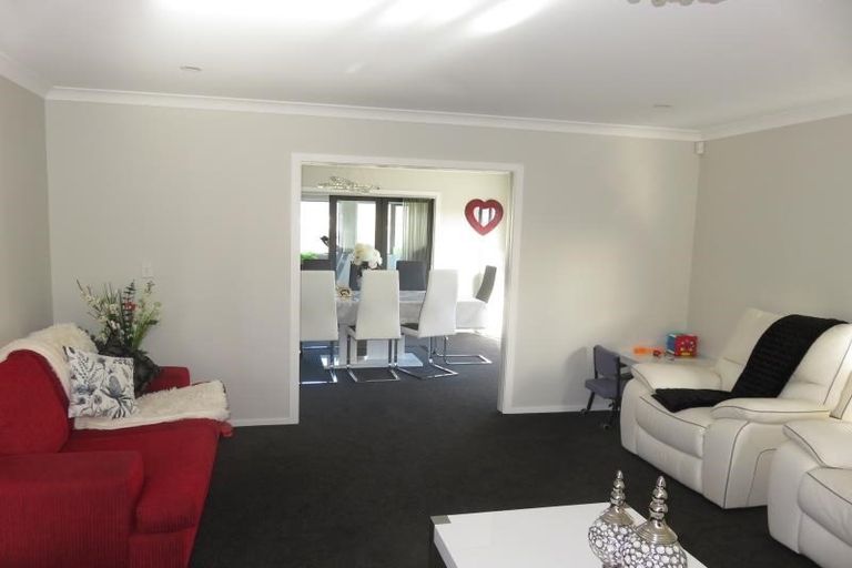 Photo of property in 32 Mervyn Kemp Drive, Tawa, Wellington, 5028