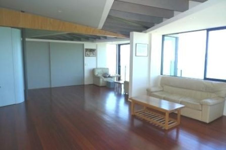 Photo of property in 16 Dungarvan Road, Newlands, Wellington, 6037