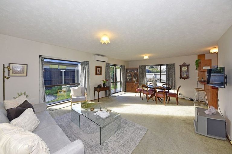 Photo of property in 3/9b Prestons Road, Redwood, Christchurch, 8051