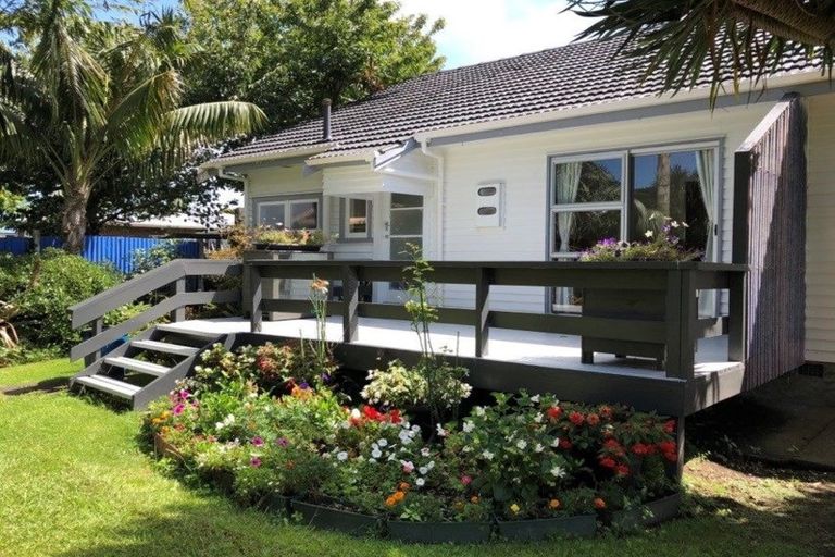 Photo of property in 18 Yeovil Road, Te Atatu Peninsula, Auckland, 0610