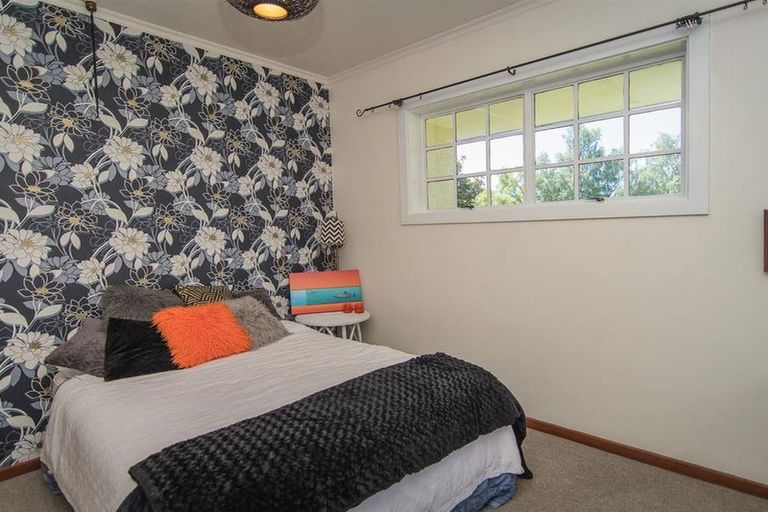 Photo of property in 72 Timaru Road, Waimate, 7924