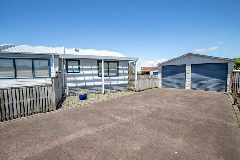 Photo of property in 12 Walton Place, Ngatea, 3503