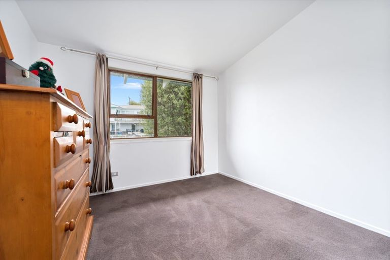 Photo of property in 1 Cron Avenue, Te Atatu South, Auckland, 0610