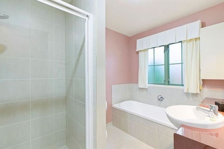 Photo of property in 28 Parkwood Crescent, Gulf Harbour, Whangaparaoa, 0930