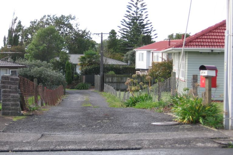 Photo of property in 1/21 Vodanovich Road, Te Atatu South, Auckland, 0610