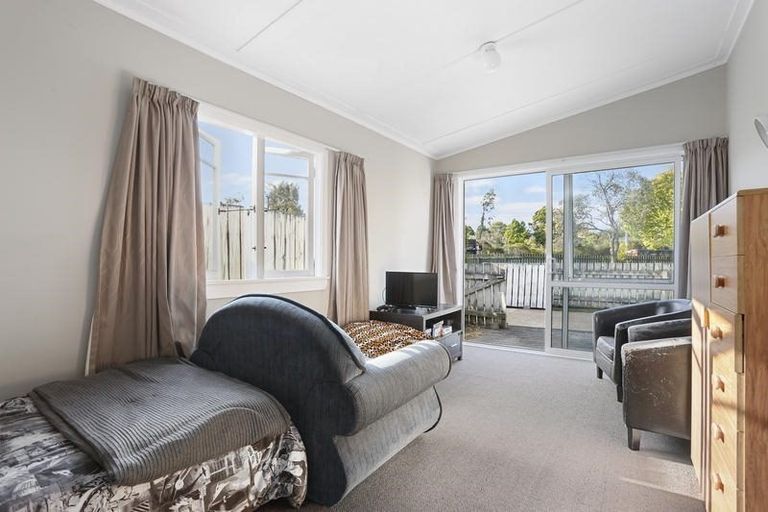 Photo of property in 124 Glendale Road, Glen Eden, Auckland, 0602