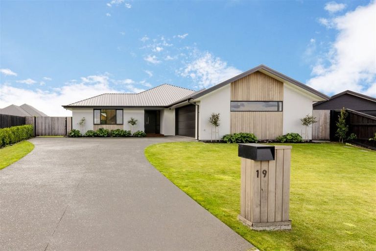 Photo of property in 19 Angus Place, Rangiora, 7400
