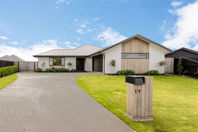 Photo of property in 19 Angus Place, Rangiora, 7400