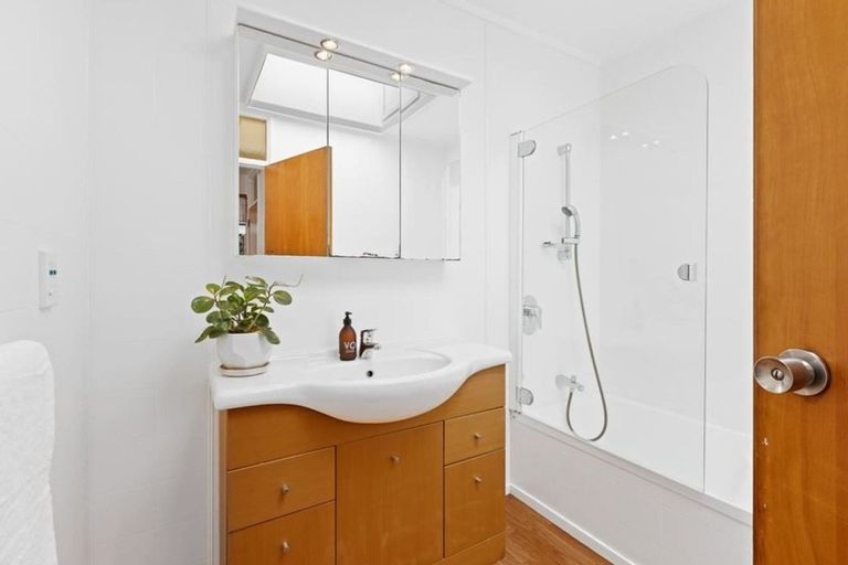 Photo of property in 17 Lydia Avenue, Northcote, Auckland, 0627